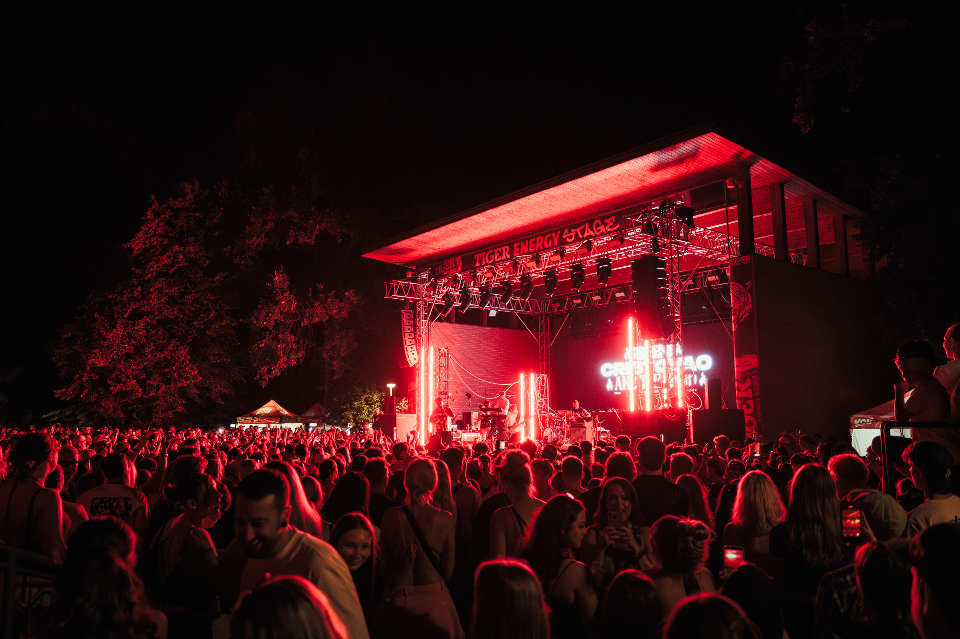 Coolin Festival – hlavní stage v červeném světle