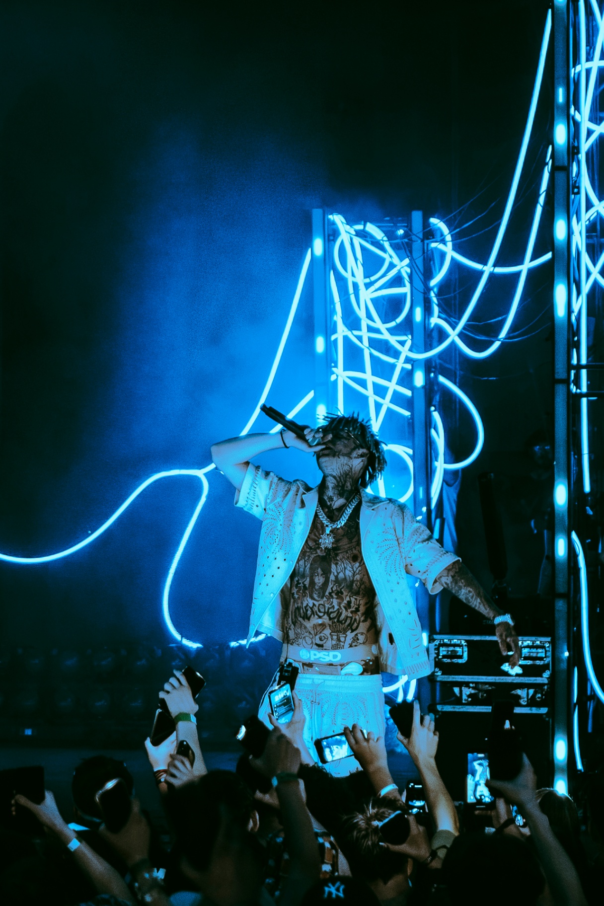 Coolin Festival – performer v neonech